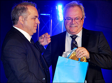 Gagnant du iPad – Pierre Sicotte (remis par Daniel Sarrazin, président provincial)